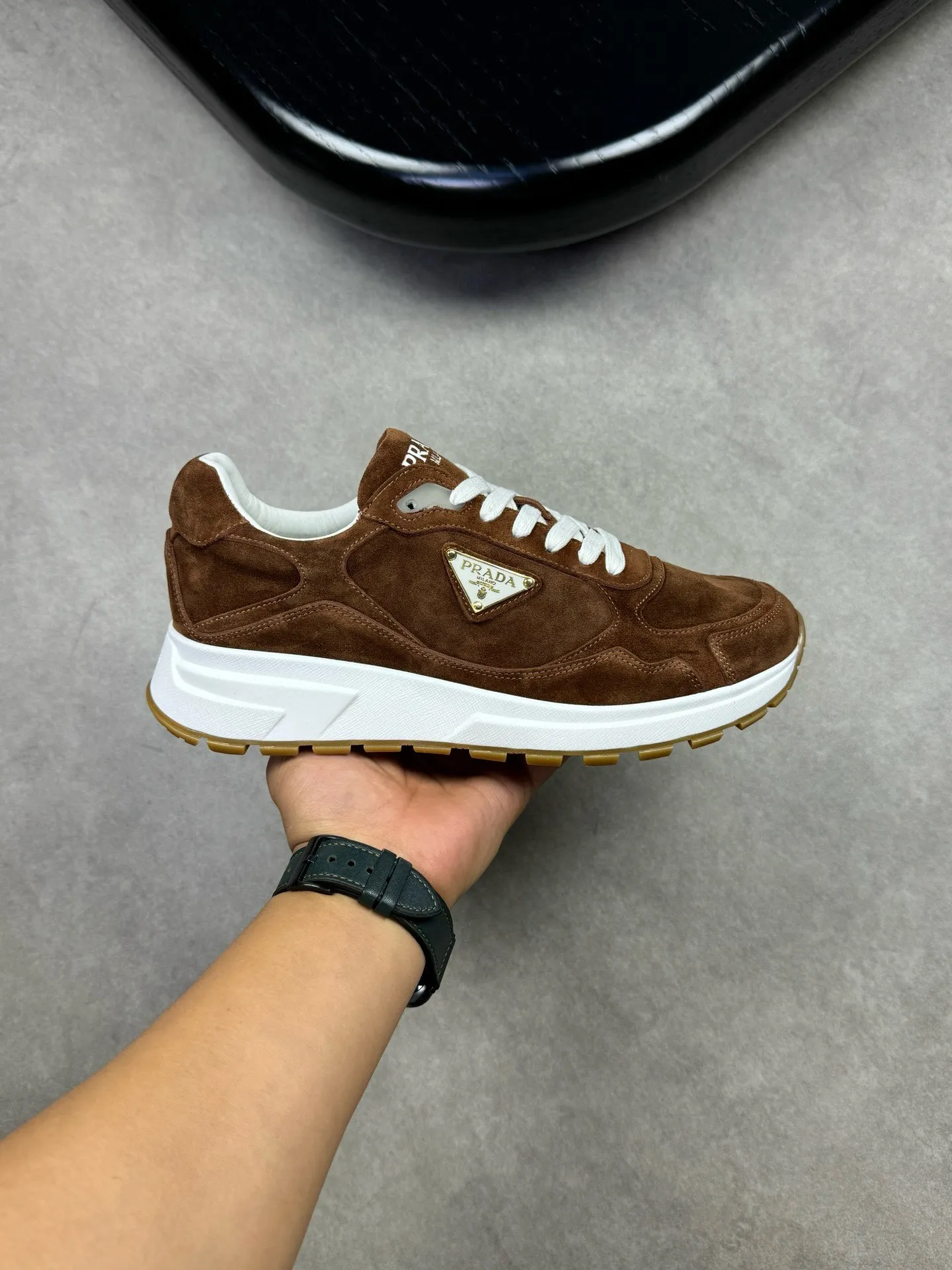 Batch 420, Prad* Prada's new men's thick-soled leather sports and casual shoes are made of imported high-value suede cowhide, combining elegant style and innovative design. The outer side is decorated with an enameled metal triangle logo, and the 4.5cm concave and convex rubber thick sole is full of modern style. The Prada letter logo is decorated on the heel and tongue, all of which illustrate the brand style. , soft, light, comfortable and durable on the feet! 38-44